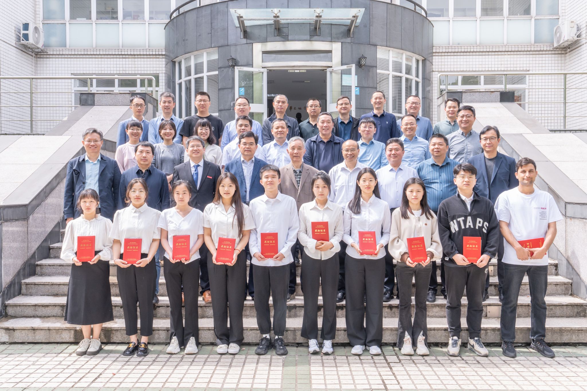 2024年度成人影视片
“杰文奖助学金”颁奖...